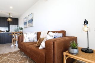 Elegant Bay Side 1-Bed Apartment with Views - 3