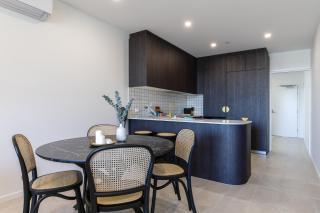 Elegant 2-Bed Apartment with Incredible Bay Views - 8