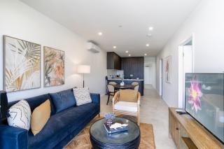 Elegant 2-Bed Apartment with Incredible Bay Views - 9