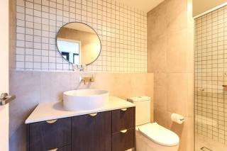 Elegant 2-Bed Apartment with Incredible Bay Views - 1