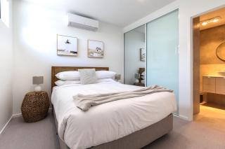 Elegant 2-Bed Apartment with Stunning Views - 6