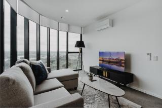 Panoramic Lake View 2-Bed with Pool, Gym and BBQ - 2