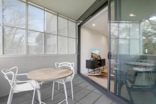 Modern 2-Bed Ivanhoe unit with Parking - 3