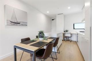 Modern 2-Bed Ivanhoe unit with Parking - 1
