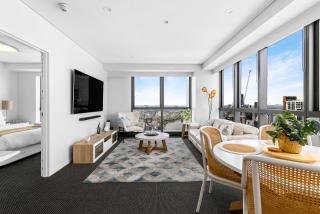 Stunning River View 2-Bed with Pool, Sauna and Gym - 1