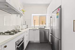 Comfy 2-Bed Apartment with AC throughout - Sydney - 4