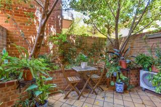 Spacious 2-Bed Townhouse with a Lush Courtyard - 8
