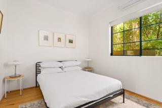 Spacious 2-Bed Townhouse with a Lush Courtyard - 1