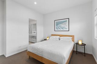 Gorgeous 3-Bed Apartment with City Views - Brisbane - 6