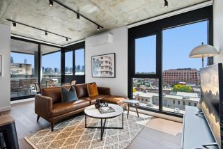 Executive 2-Bed Apartment with Views, Gym and Pool - 0