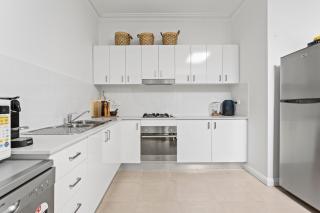 Patio House Moments from Marrickville Metro - 3