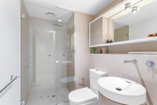 Eclectic 1-Bed Apartment with Pool and Gym - 3