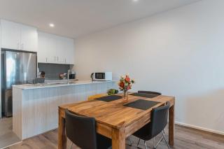 Lonsdale St 1-Bed Unit with Study Area and Parking - 3