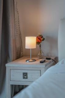 Lonsdale St 1-Bed Unit with Study Area and Parking - 1