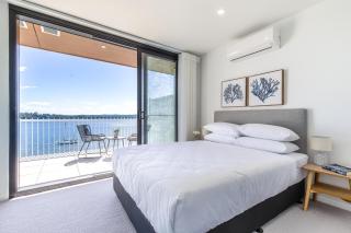 Superb 2-Bed Apartment with Scenic Bay Views - 8