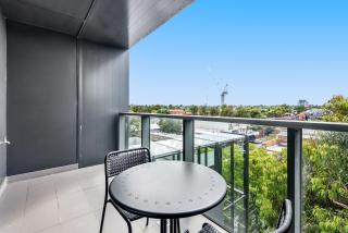 Pristine 1-Bed Apartment near Local Cafes - 3