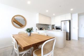 Superb 2-Bed Apartment with Scenic Bay Views - 4