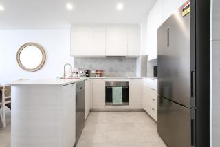 Superb 2-Bed Apartment with Scenic Bay Views - 3