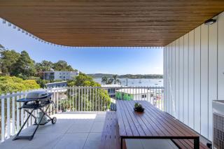 Glorious 2-Bed with Waterside Balcony Views - 8