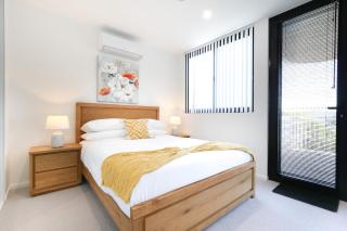 Glorious 2-Bed with Waterside Balcony Views - 2