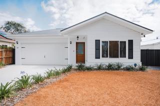 Exquisitely Spacious 3-Bed Home - 5