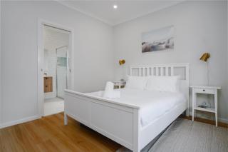 Exquisitely Spacious 3-Bed Home - 6