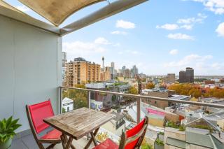 Cosy Studio with City Views - 2