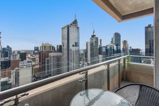 Pristine 2-Bed Central Apartment with City Views - 9