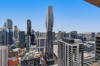 Pristine 2-Bed Central Apartment with City Views - 7