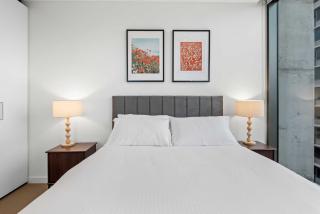 Pristine 2-Bed Central Apartment with City Views - 3