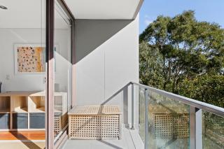 Prime Location 2-Bed Apartment with Parking - 4