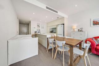 Canberra Lakefront 2-Bed with Pool, Gym & Parking - 2