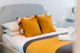 1-Bed with Amazing Views, Pool, Gym, BBQ & Parking - 1