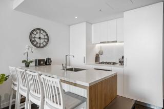 Chic 1-Bed with Parking, Infinity Pool and Gym - 8