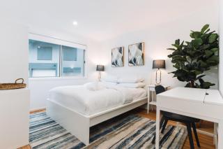 Lakeside 3-Bed Apartment with Jacuzzi - 9