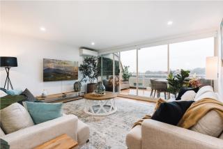 Lakeside 3-Bed Apartment with Jacuzzi - 5