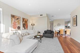 Chic 2-Bed Home By Bustling Shops - 6