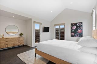 Chic 2-Bed Home By Bustling Shops - 2