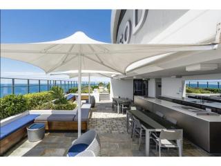 Wonderful 2-Bed with Pool, Gym & Scenic Views - 3