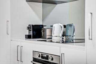 Comfy 2-Bed Near the Lake with Secure Parking - 8