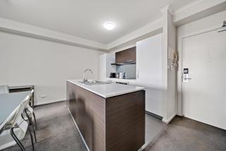 Comfy 2-Bed Near the Lake with Secure Parking - 1