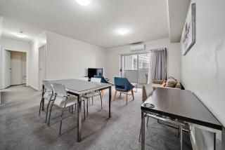 Comfy 2-Bed Near the Lake with Secure Parking - 4