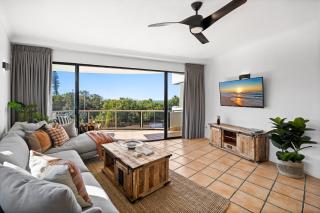 Pristine 2-Bed Apartment with Pool and Balcony - 6