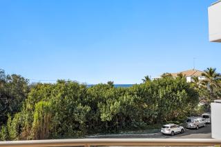 Pristine 2-Bed Apartment with Pool and Balcony - 4