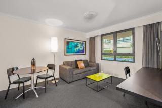 Contemporary 1-Bed First Floor Unit with Pool - 5