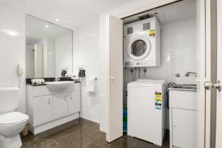 Contemporary 1-Bed First Floor Unit with Pool - 1