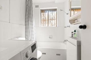 Convenient Studio in Trendy Inner-City Suburb - 1