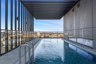 Stylish 1-Bed with Pool Gym & Stunning Views - 0