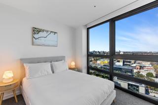 Stylish 1-Bed with Pool Gym & Stunning Views - 9