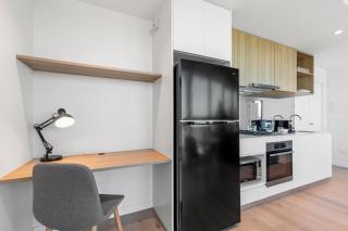 Stylish 1-Bed with Pool Gym & Stunning Views - 5